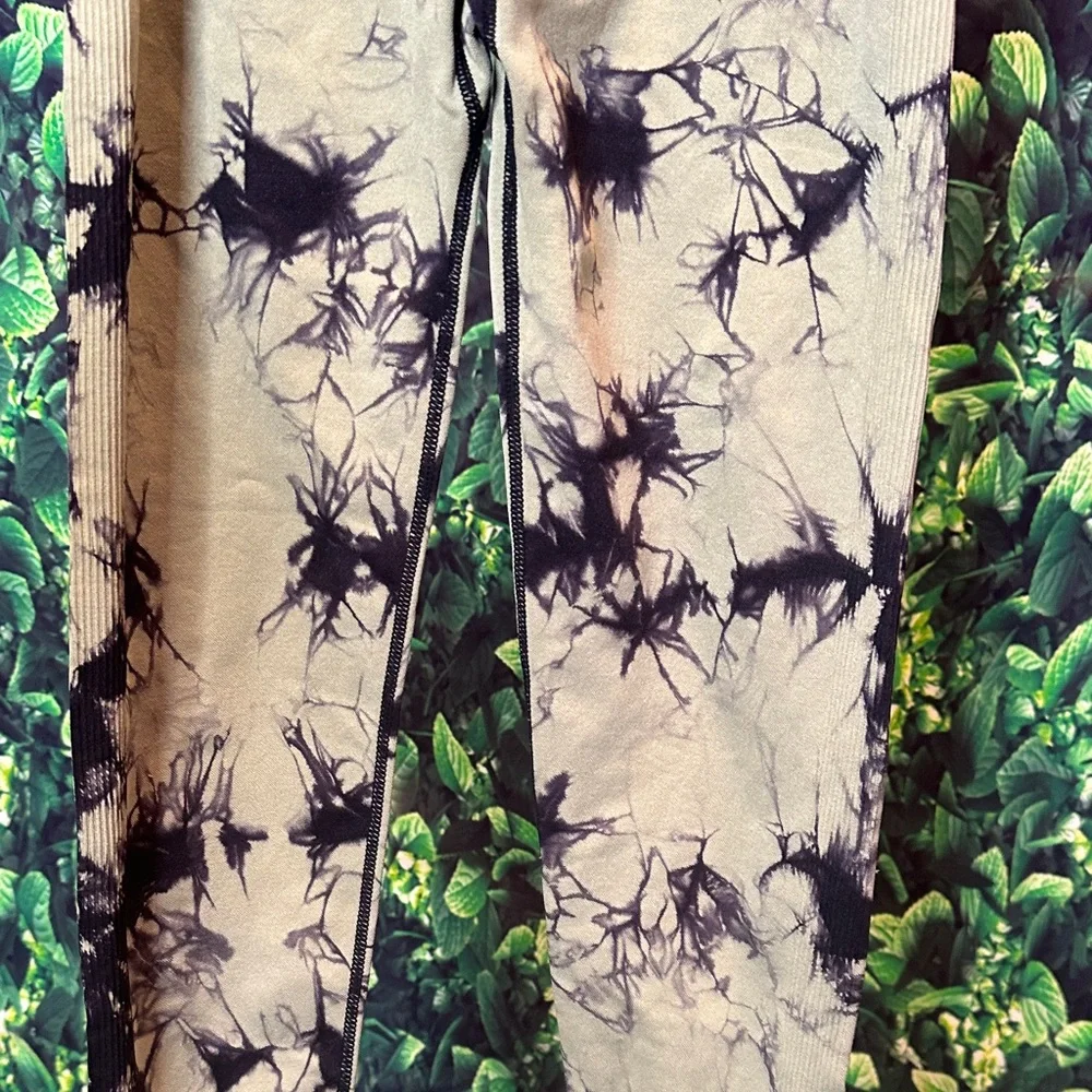 Tie-Dye Scrunch Booty Enhancing Leggings - Picture 4 of 6